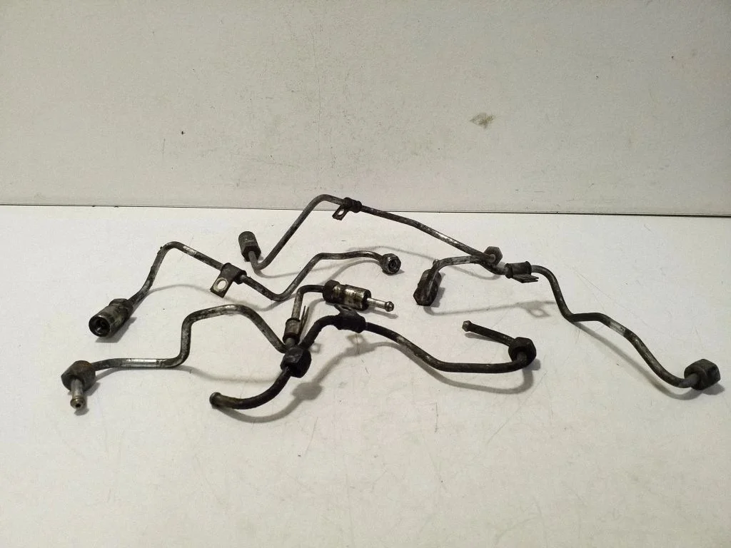 Fuel injector supply line/pipe
