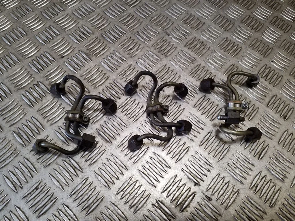 Fuel injector supply line/pipe