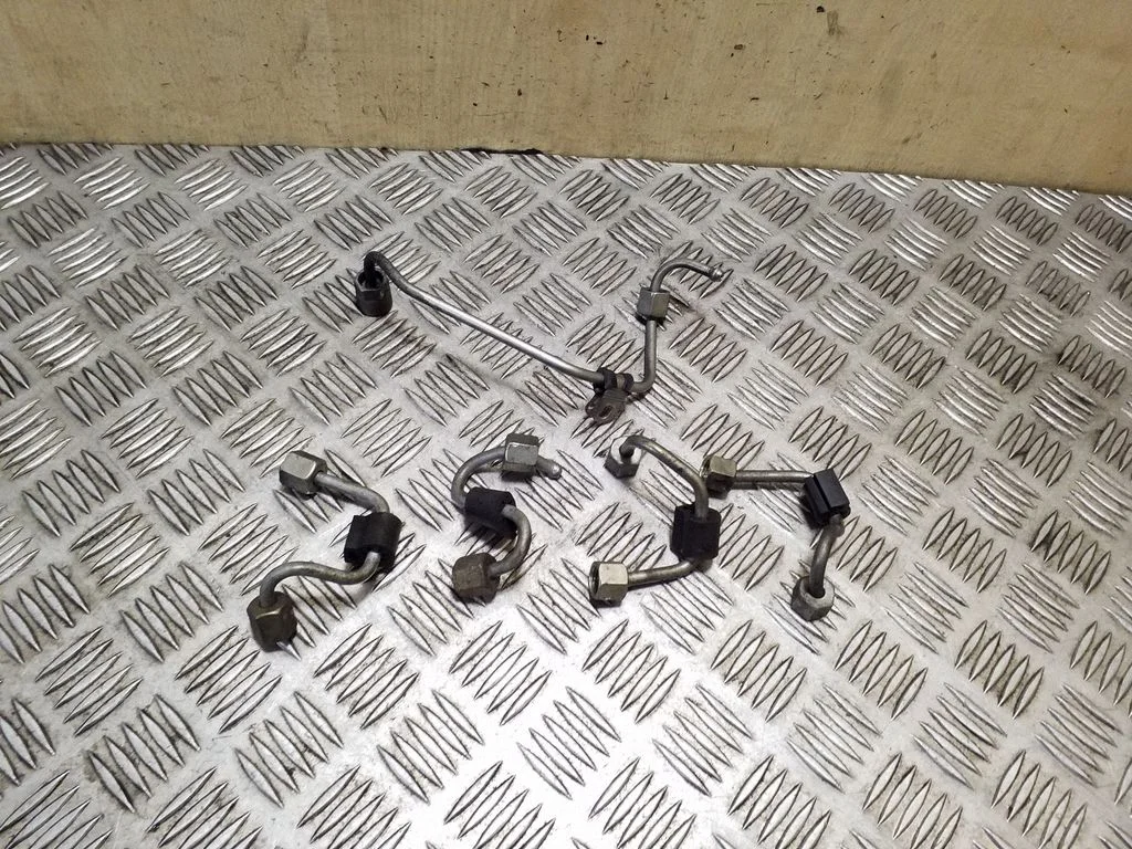 Fuel injector supply line/pipe