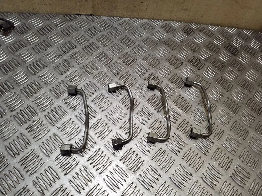 Fuel injector supply line/pipe