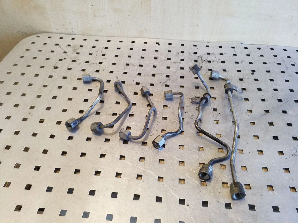Fuel injector supply line/pipe