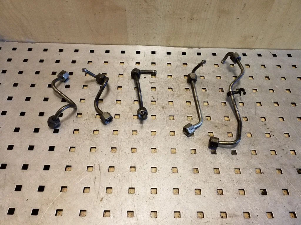 Fuel injector supply line/pipe