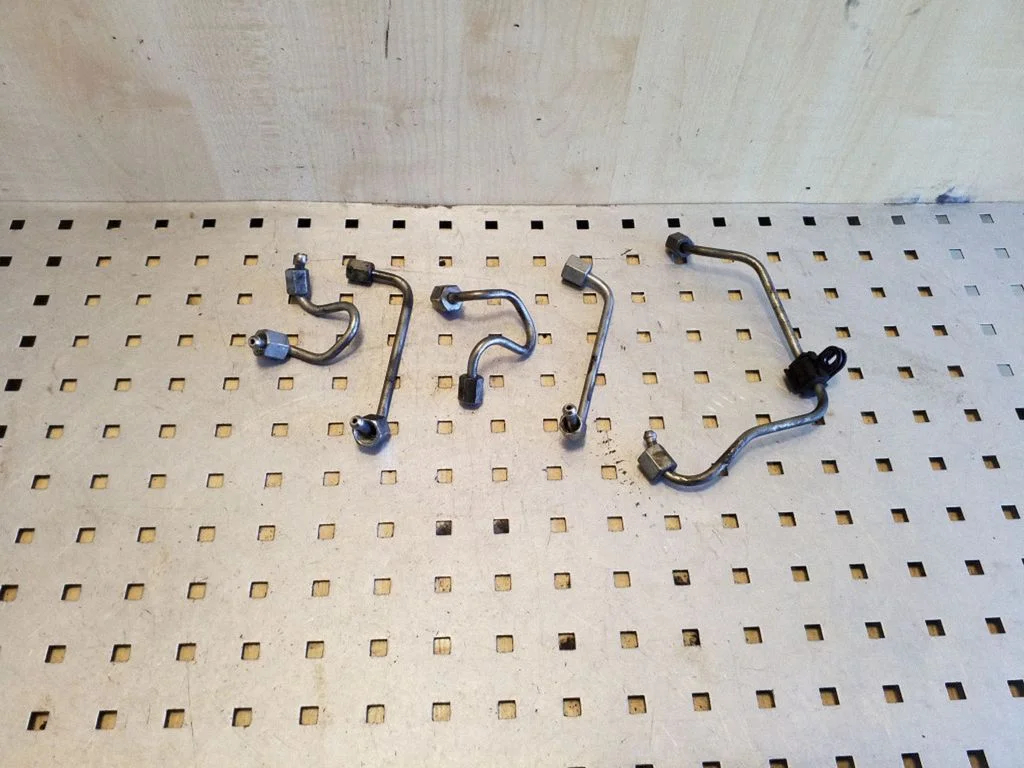 Fuel injector supply line/pipe