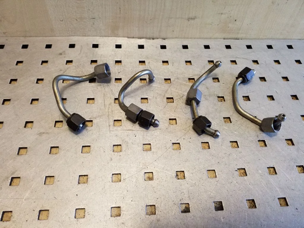 Fuel injector supply line/pipe