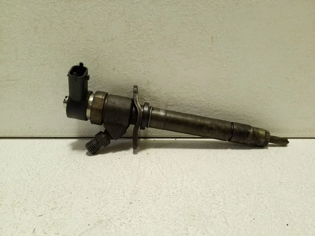 Fuel injector 31303259