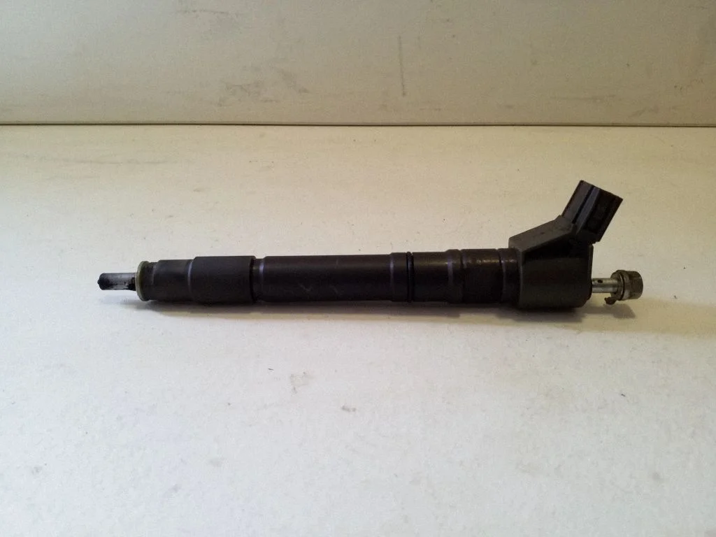 Fuel injector 236700E020