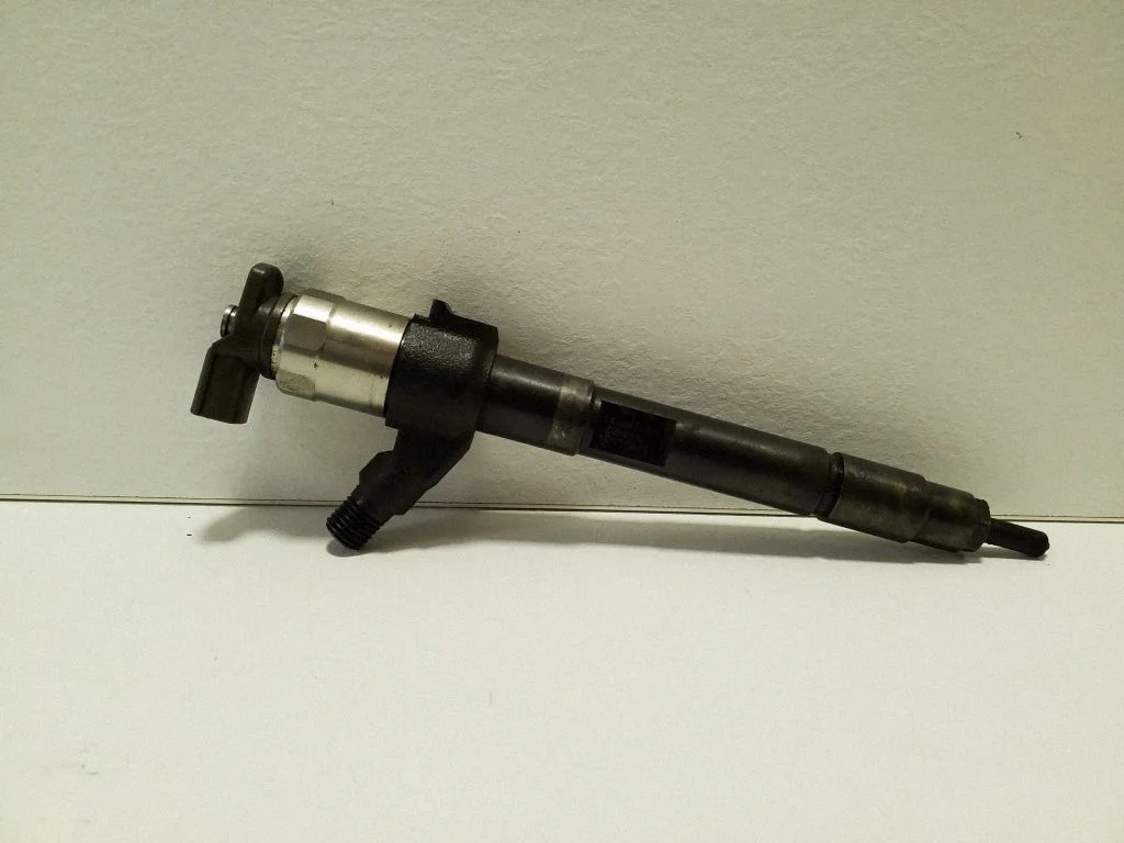 Fuel injector 1465A353