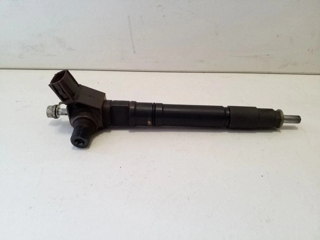 Fuel injector 236700E020