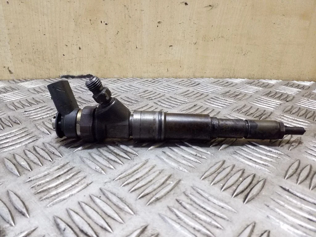 Fuel injector 7789661
