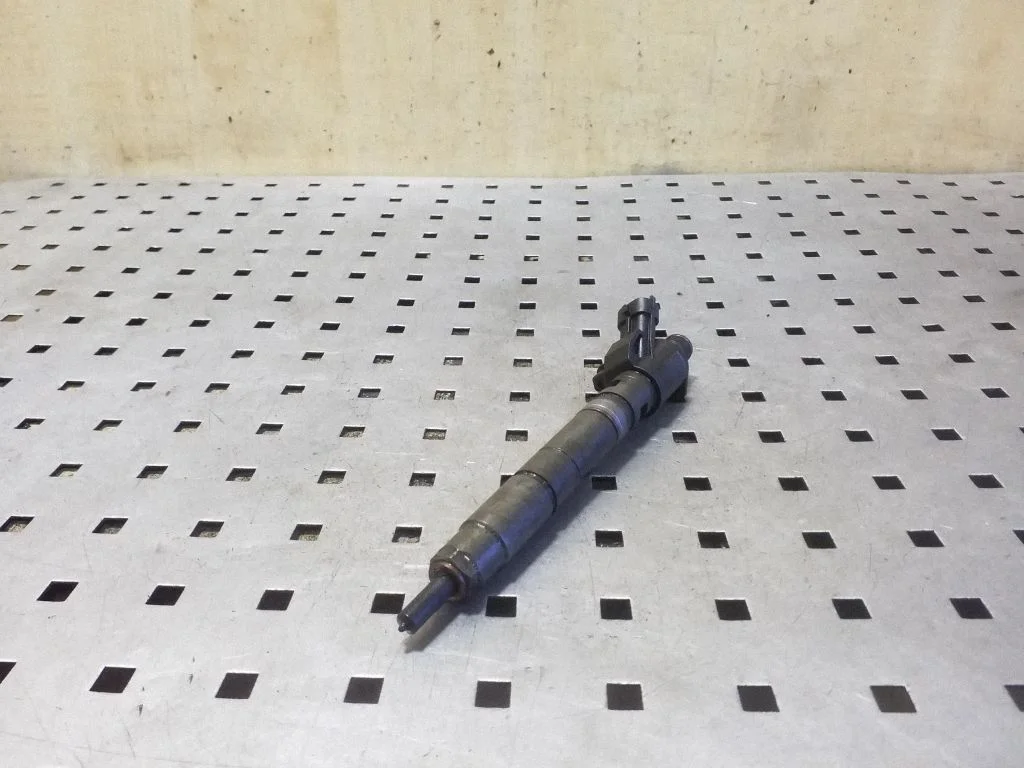 Fuel injector 31303238