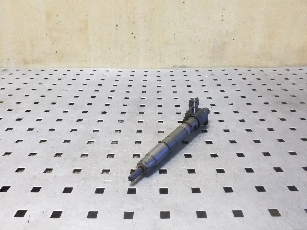 Fuel injector 31303238