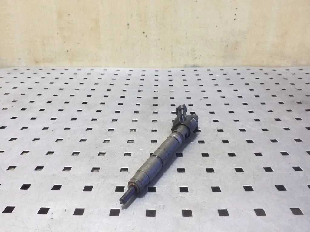 Fuel injector 31303238