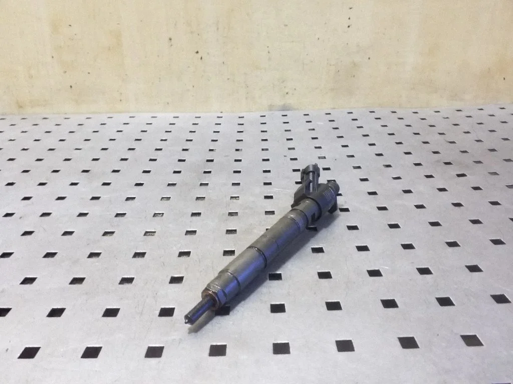 Fuel injector 31303238