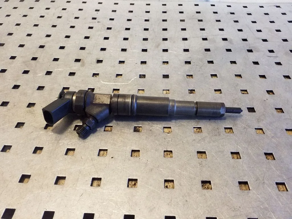 Fuel injector 7789661