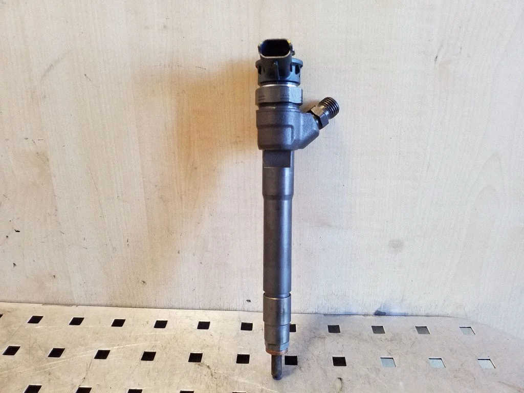 Fuel injector 0445110546