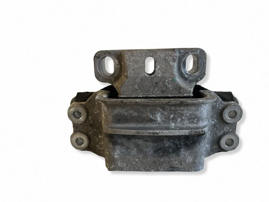 Engine mount bracket 8J0199555