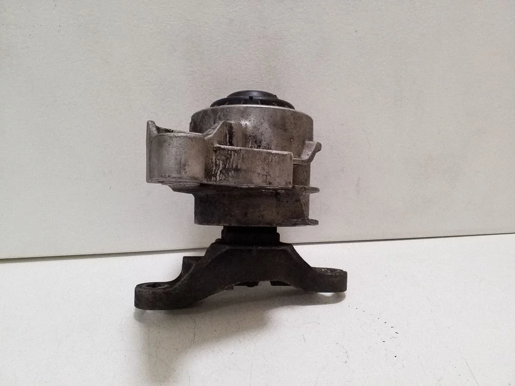 Engine mount bracket DS736F012GG