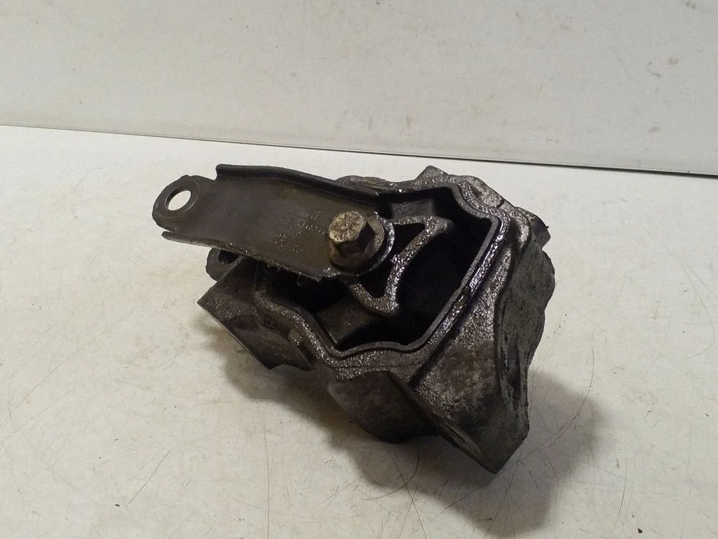 Engine mount bracket 8G9N6L063