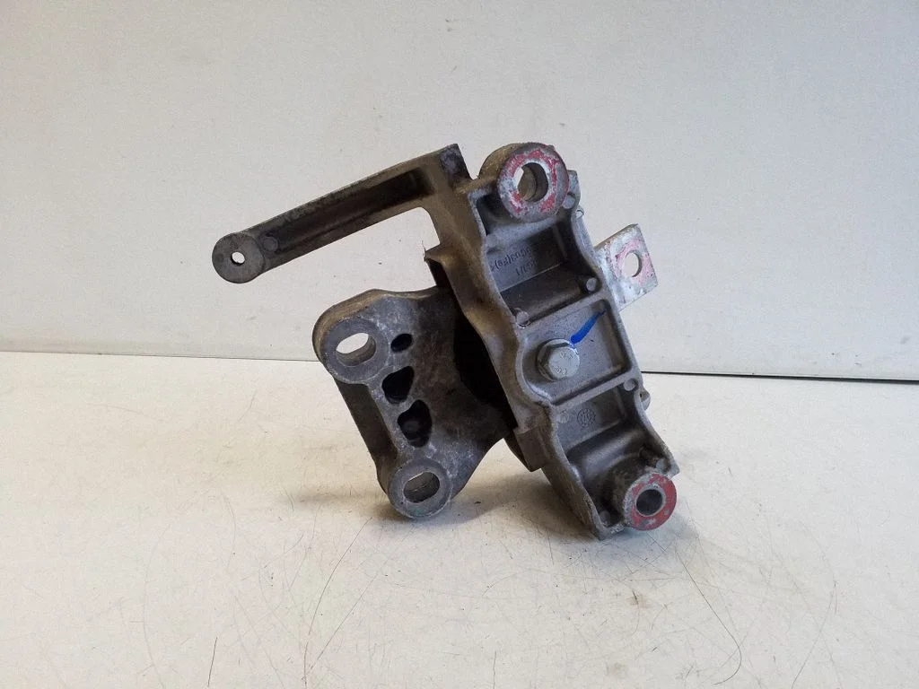 Engine mount bracket 10236903