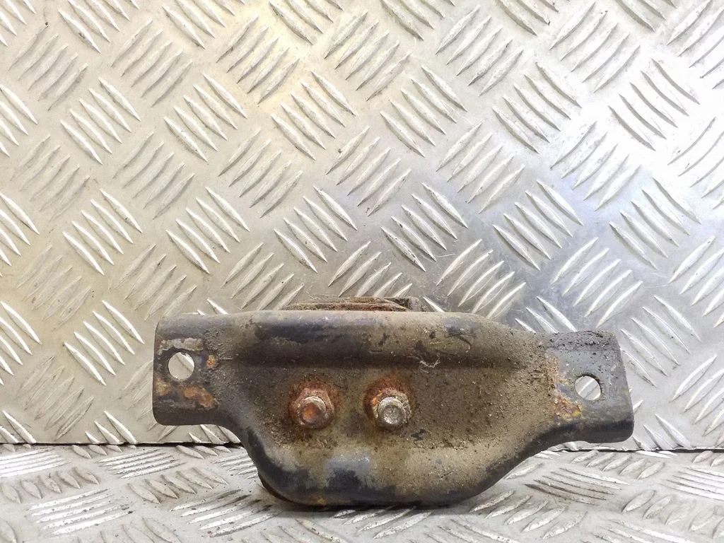 Engine mount bracket