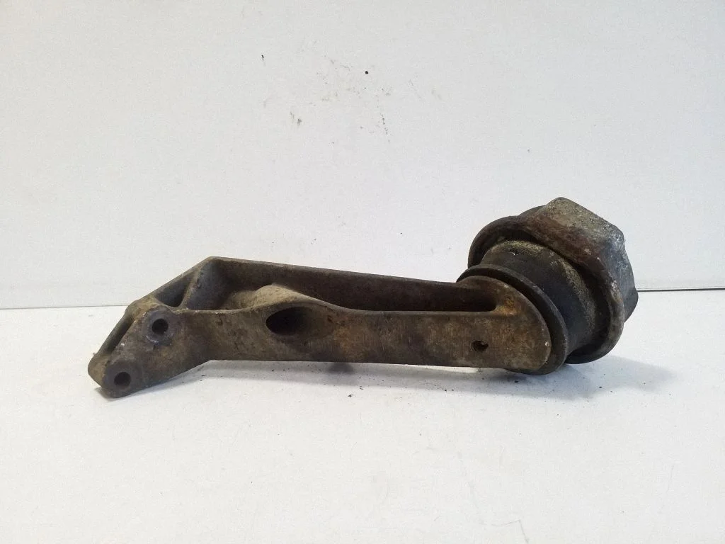 Engine mount bracket – Volkswagen Transporter - Caravelle T4 (1991-2003)