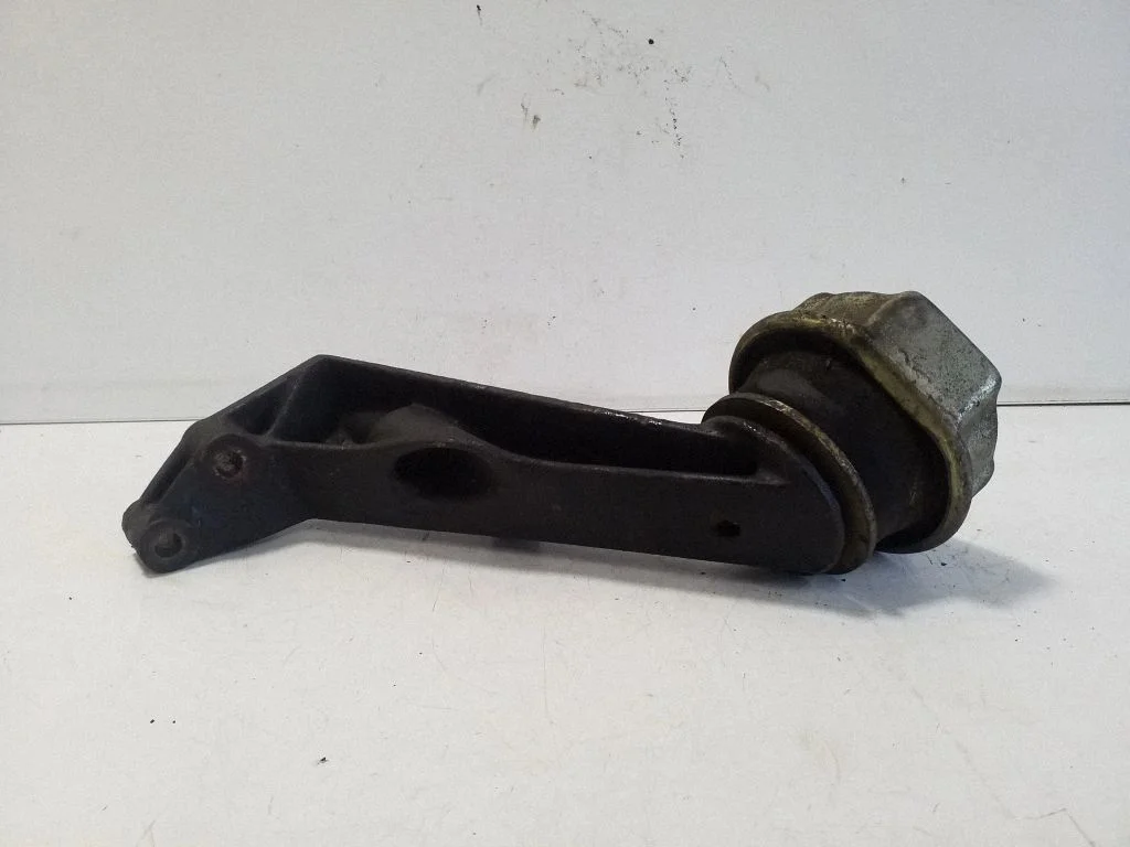Engine mount bracket – Volkswagen Transporter - Caravelle T4 (1991-2003)