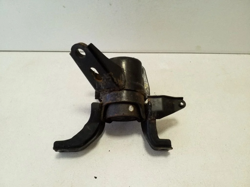 Engine mount bracket