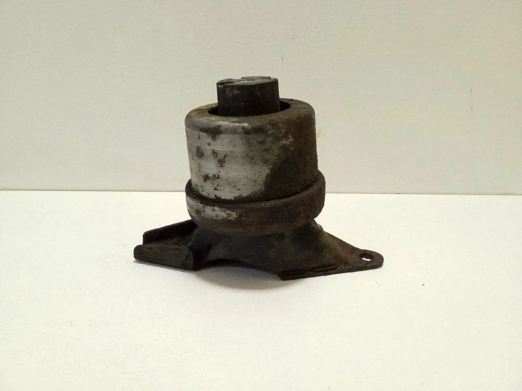 Engine mount bracket 7H0199256H