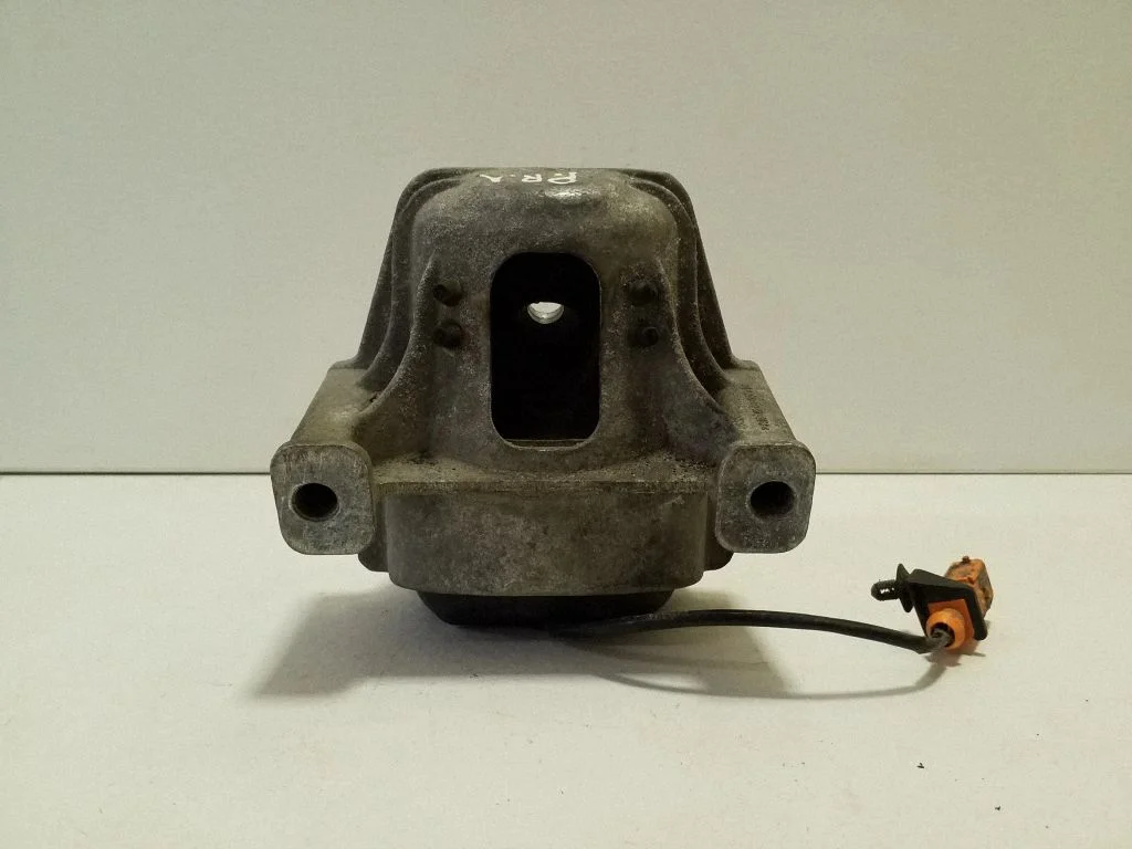 Engine mount bracket 8R0199381AE