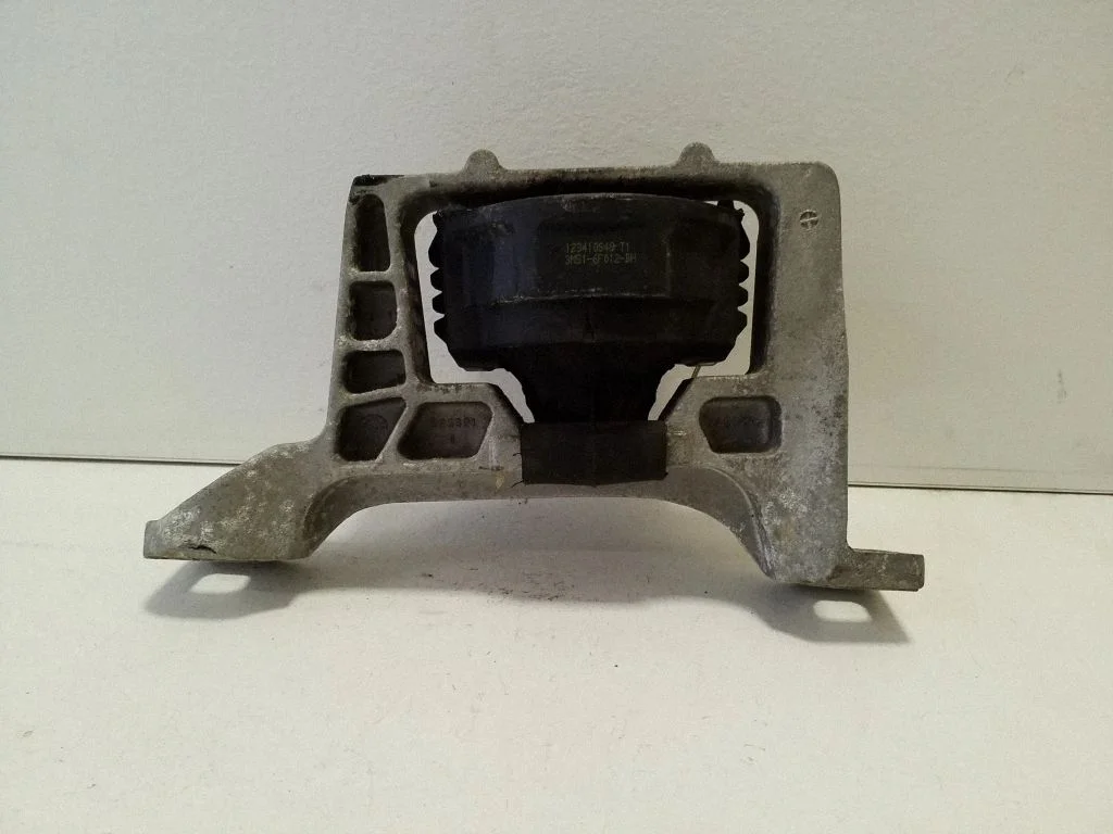 Engine mount bracket 3M516F012BH