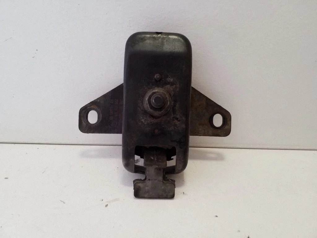 Engine mount bracket 2H0199256