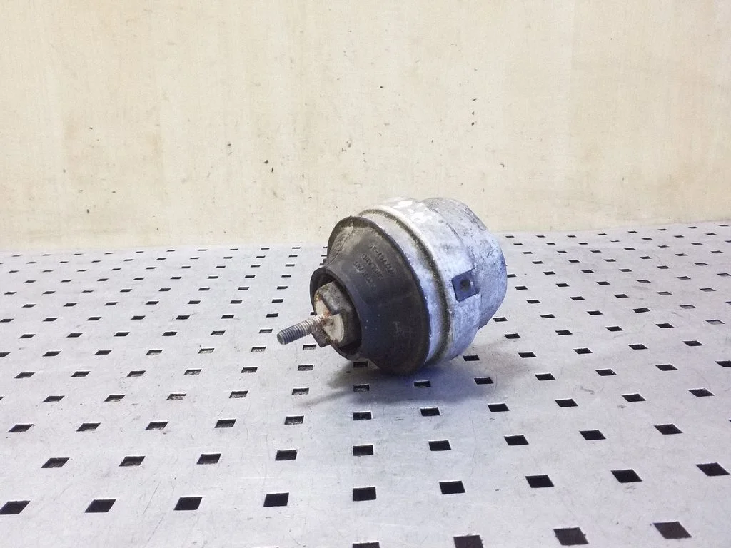 Dzinēja spilvens 8D0199379R