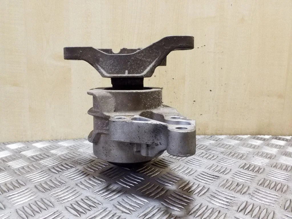 Engine mount bracket DS736F012GG