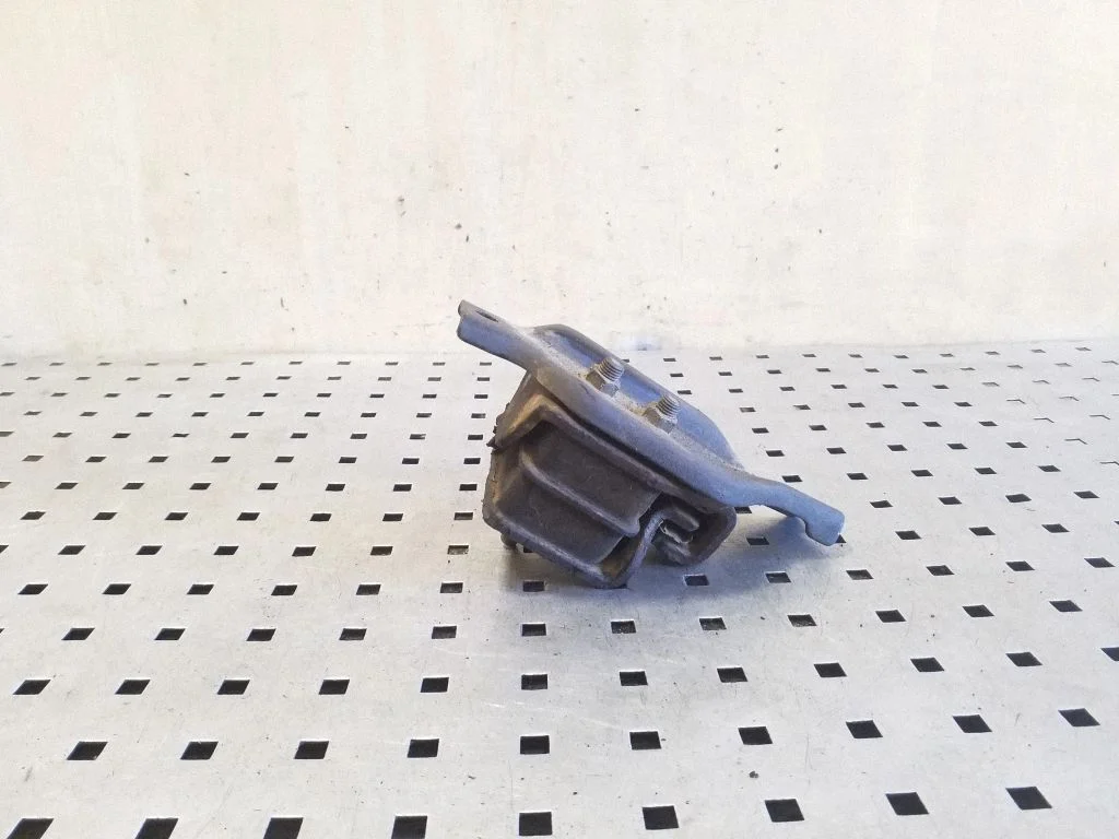 Engine mount bracket 41022FA000