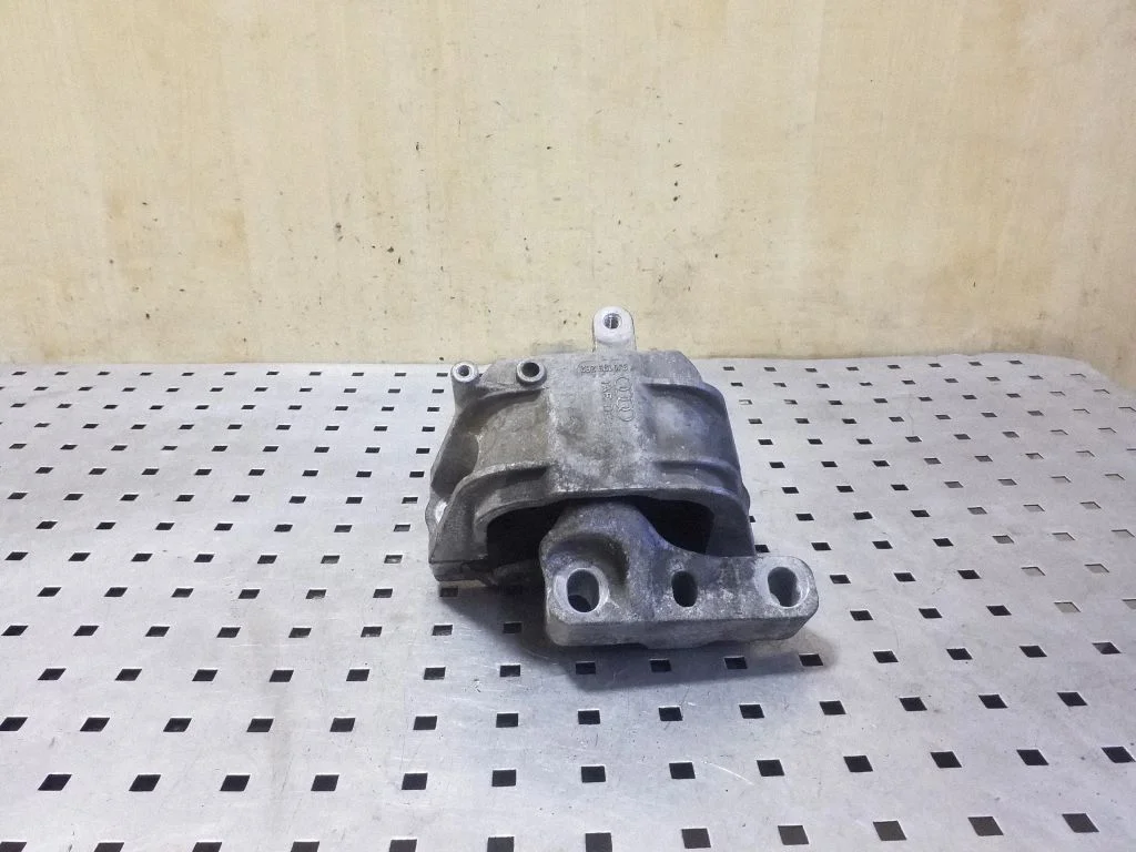 Engine mount bracket 8J0199262