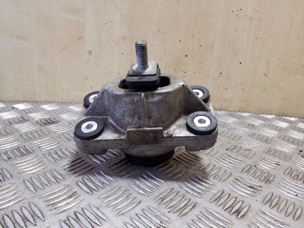 Engine mount bracket FPLA6A003BC