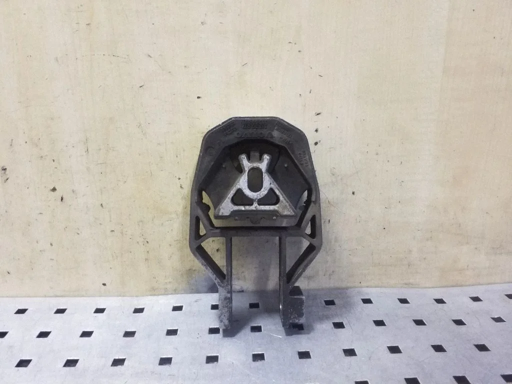 Engine mount bracket 31330017