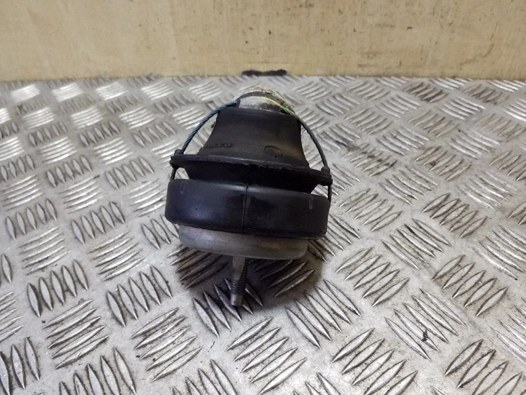 Engine mount bracket 30778953