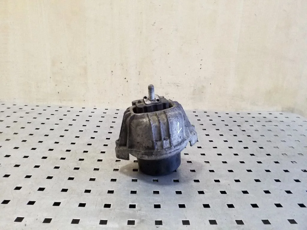 Engine mount bracket 6773742