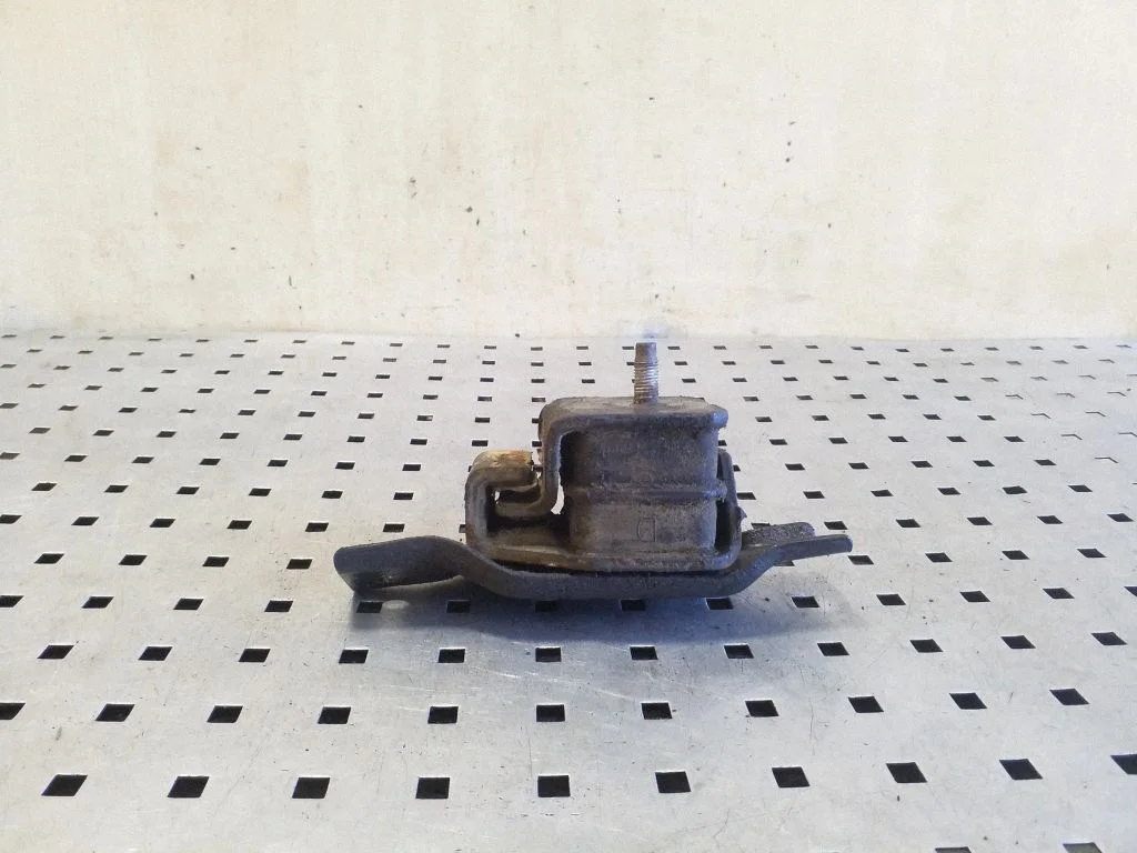 Engine mount bracket 41022FA000