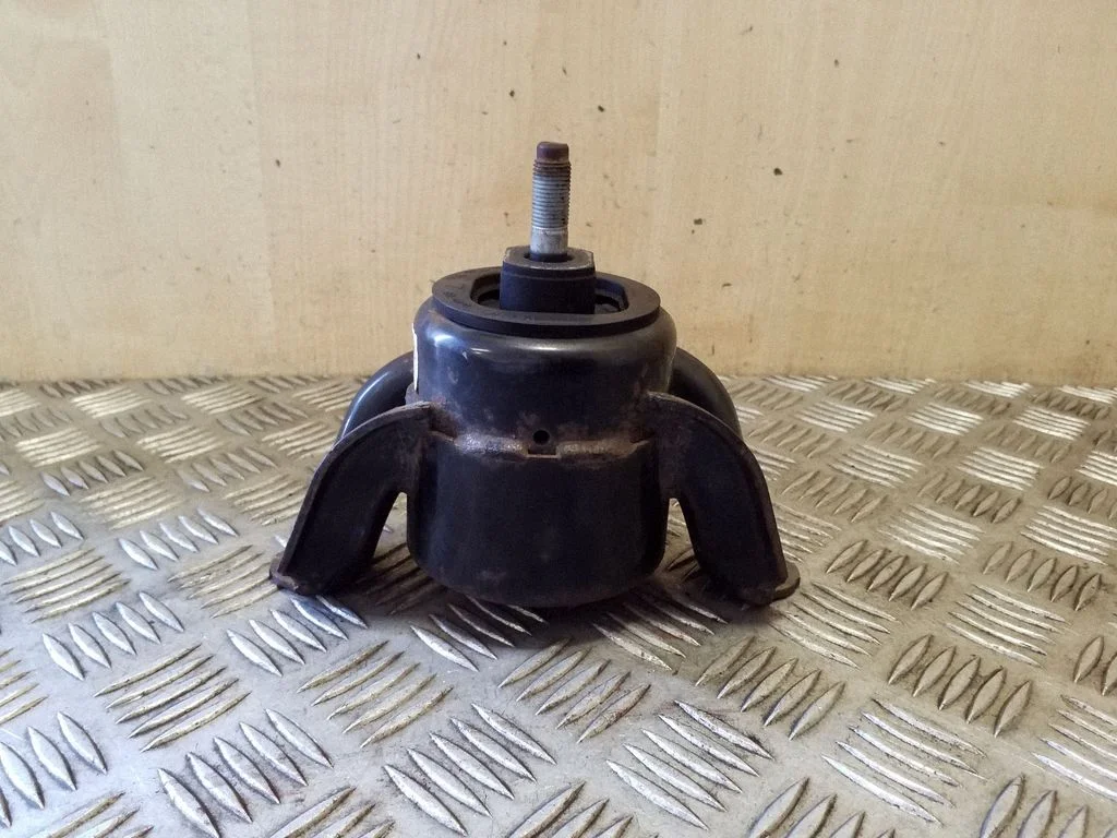 Engine mount bracket – right