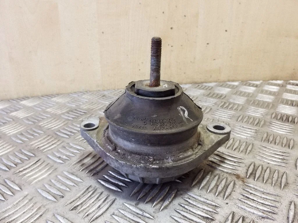 Engine mount bracket 8A0199382