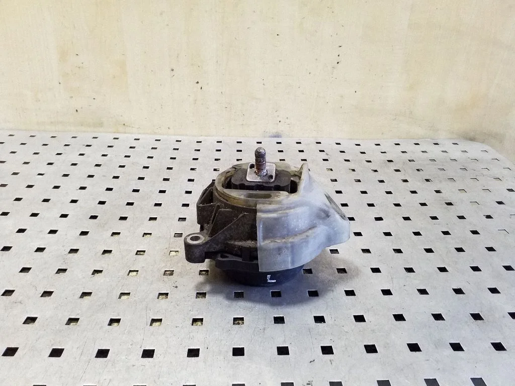 Engine mount bracket 4073499