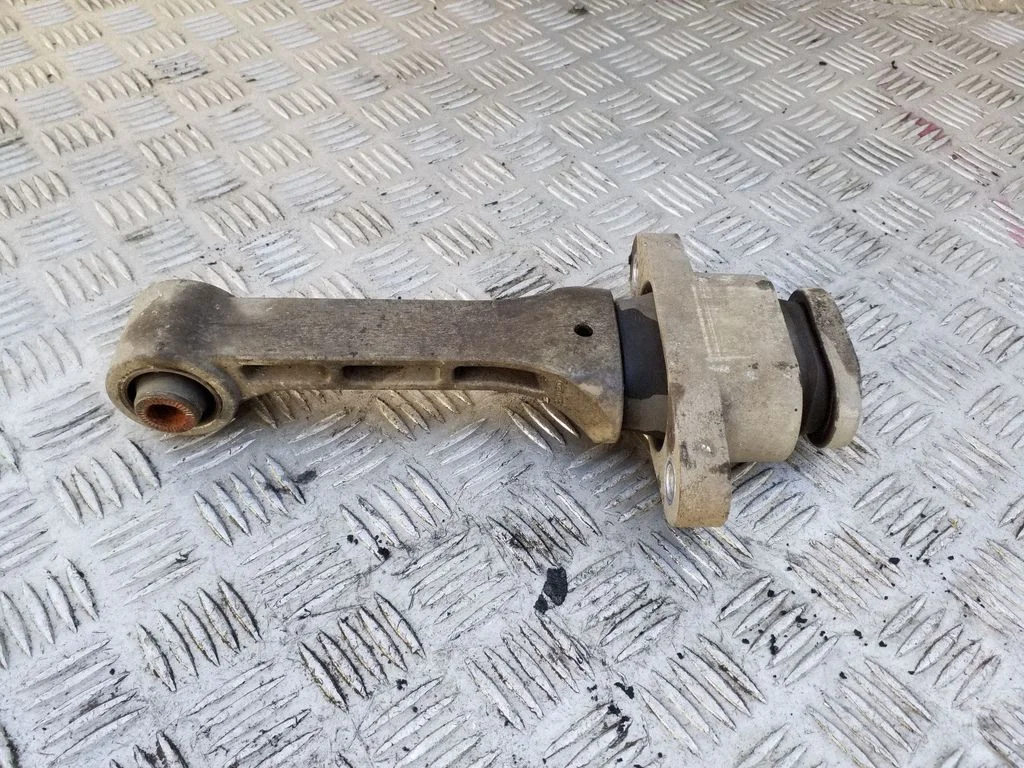 Engine mount bracket