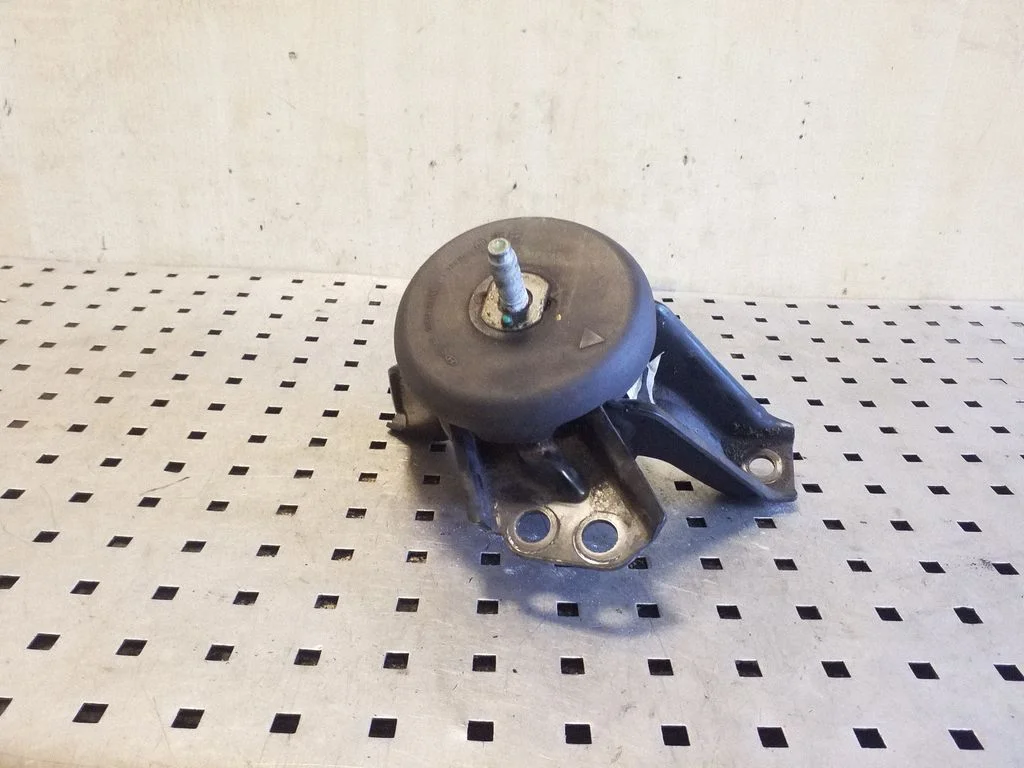 Engine mount bracket 21810D9200