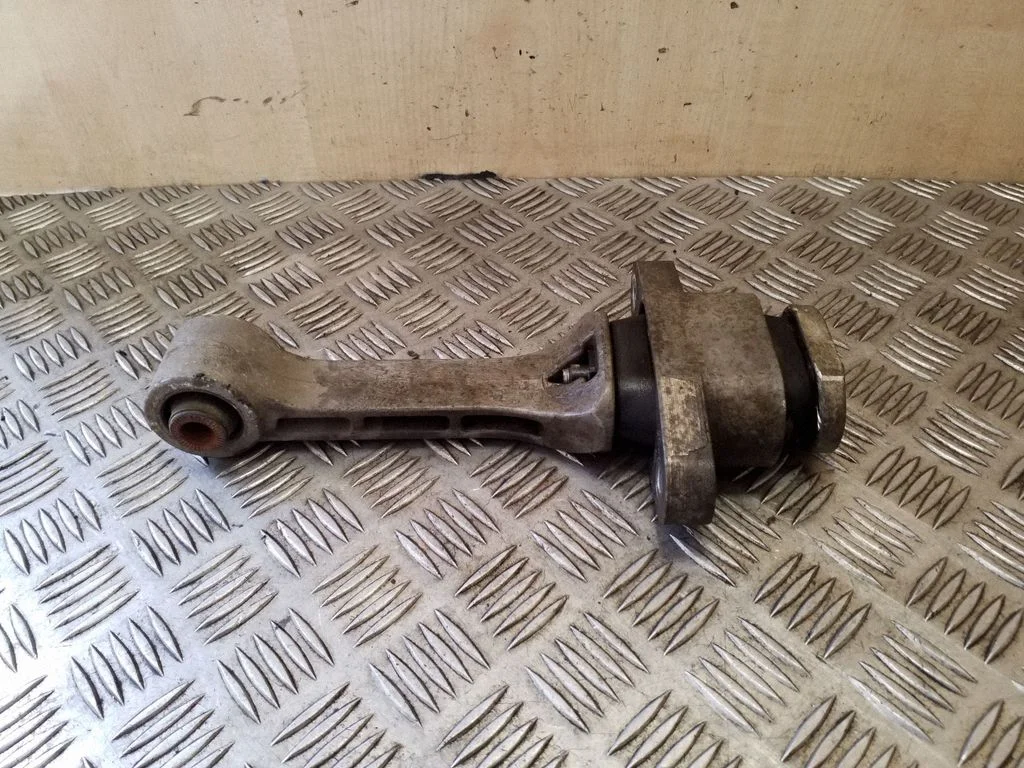Engine mount bracket