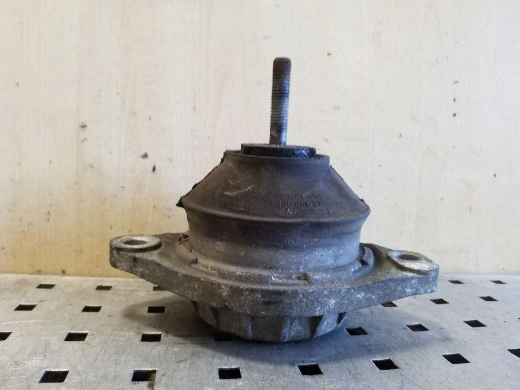 Engine mount bracket 8A0199382