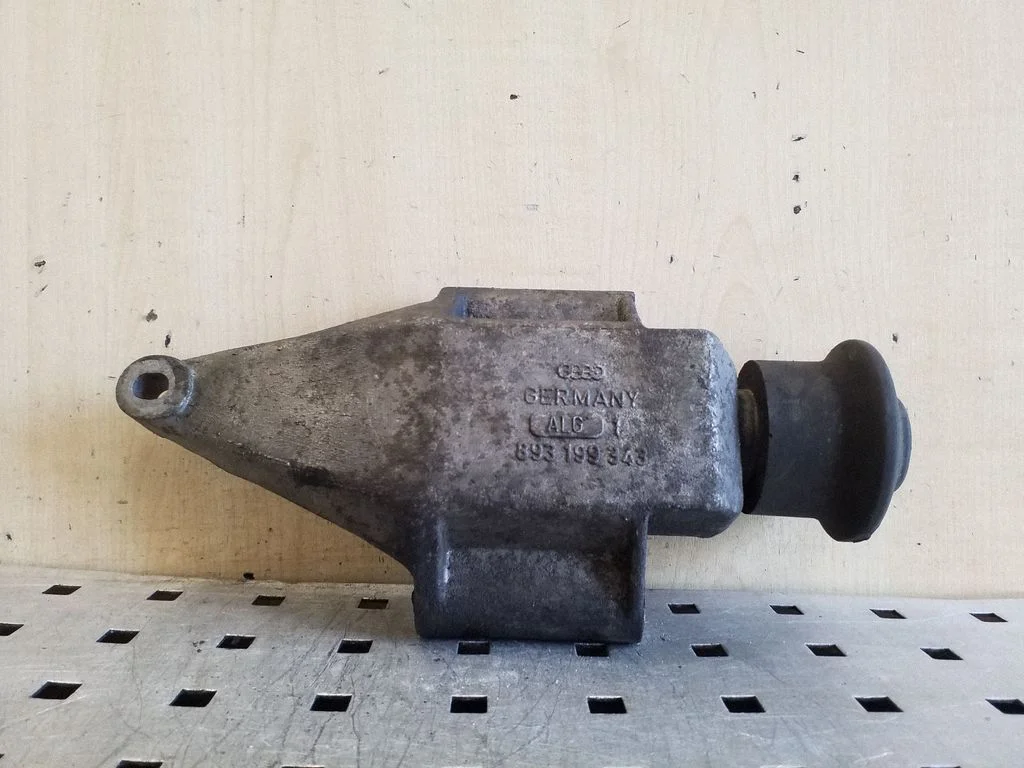 Engine mount bracket 893199343