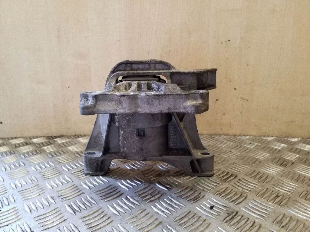 Engine mount bracket 4AI03720