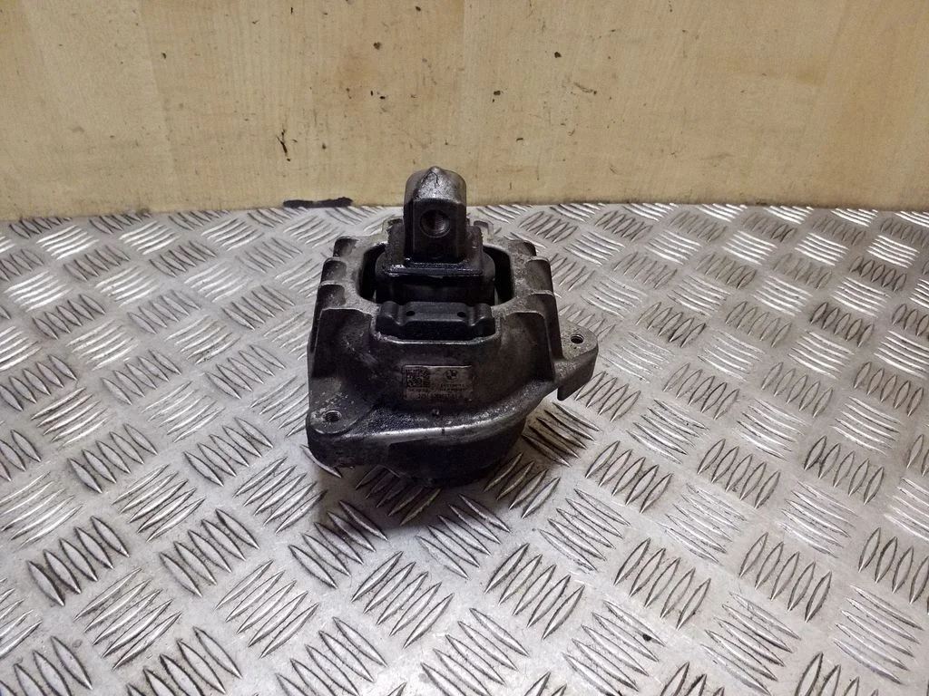 Engine mount bracket 686235